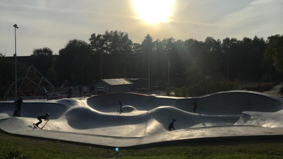 Skateparken är populär bland kickbike- och skateboardåkare i alla åldrar.