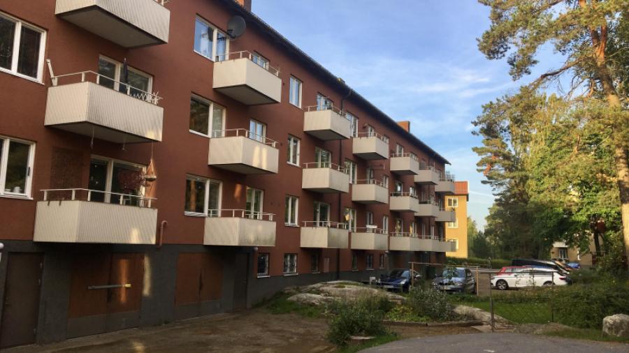 Baksidan av huset med balkonger till alla lägenheter.